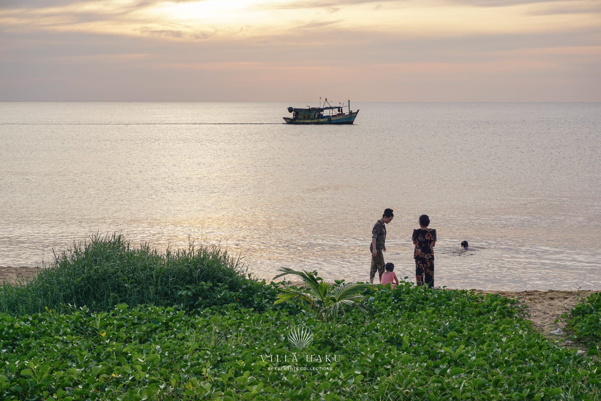 Sonasea beach at the end of the day, five minutes from Haku