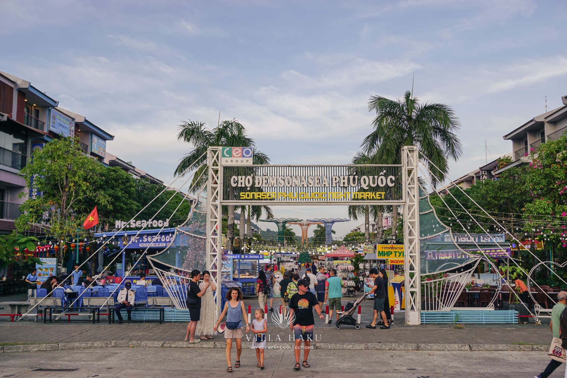 The gate of the Sonasea night market